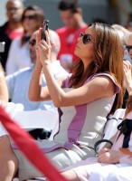 Ева Лонгория. Джейн Фонда оставила следы своих рук и ног на голливудской Аллее славы. Поддержать 75-летнюю актрису пришли Ева Лонгория, Джим Керри и Мария Шрайбер.