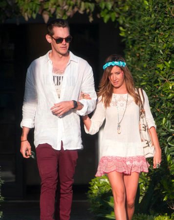 Эшли Тисдейл. Эшли покидает салон Andy Lecompte Salon с Крисом в Западном Голливуде