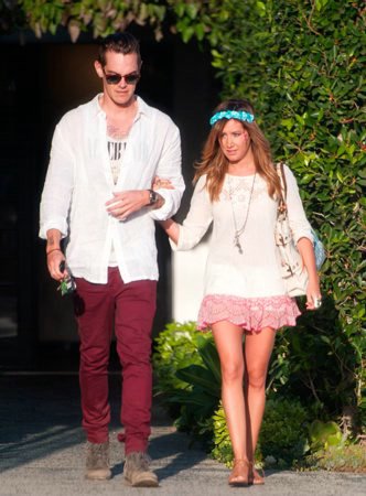 Эшли Тисдейл. Эшли покидает салон Andy Lecompte Salon с Крисом в Западном Голливуде