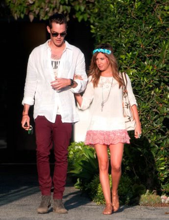 Эшли Тисдейл. Эшли покидает салон Andy Lecompte Salon с Крисом в Западном Голливуде