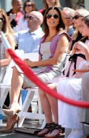 Ева Лонгория. Джейн Фонда оставила следы своих рук и ног на голливудской Аллее славы. Поддержать 75-летнюю актрису пришли Ева Лонгория, Джим Керри и Мария Шрайбер.