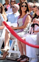 Ева Лонгория. Джейн Фонда оставила следы своих рук и ног на голливудской Аллее славы. Поддержать 75-летнюю актрису пришли Ева Лонгория, Джим Керри и Мария Шрайбер.