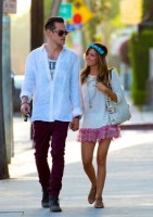 Эшли Тисдейл. Эшли гуляет по Лос-Анджелесу с Крисом.