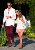 Эшли Тисдейл. Эшли покидает салон Andy Lecompte Salon с Крисом в Западном Голливуде