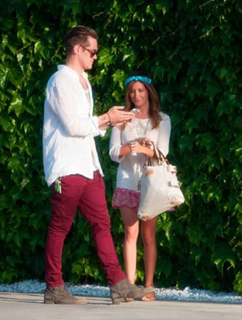 Эшли Тисдейл. Эшли покидает салон Andy Lecompte Salon с Крисом в Западном Голливуде