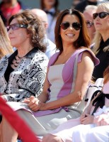 Ева Лонгория. Джейн Фонда оставила следы своих рук и ног на голливудской Аллее славы. Поддержать 75-летнюю актрису пришли Ева Лонгория, Джим Керри и Мария Шрайбер.