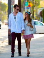 Эшли Тисдейл. Эшли гуляет по Лос-Анджелесу с Крисом.