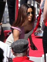 Ева Лонгория. Джейн Фонда оставила следы своих рук и ног на голливудской Аллее славы. Поддержать 75-летнюю актрису пришли Ева Лонгория, Джим Керри и Мария Шрайбер.