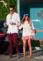 Эшли Тисдейл. Эшли покидает салон Andy Lecompte Salon с Крисом в Западном Голливуде