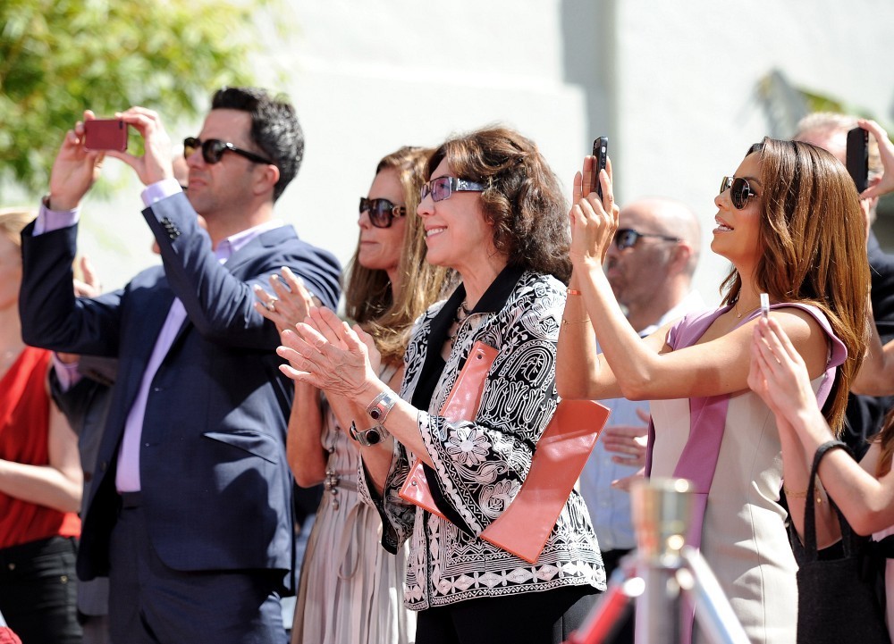 Ева Лонгория. Джейн Фонда оставила следы своих рук и ног на голливудской Аллее славы. Поддержать 75-летнюю актрису пришли Ева Лонгория, Джим Керри и Мария Шрайбер.