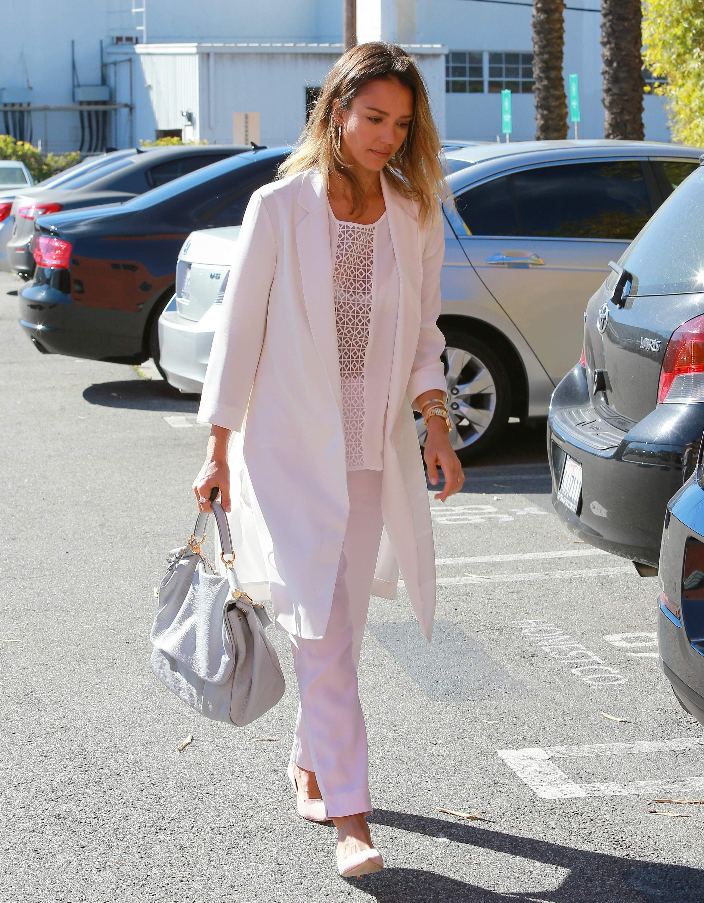 Jessica alba in candy coloured striped skirt elle laurie skirt and marc jacobs bag Jessica alba in candy coloured striped skirt elle laurie skirt and marc jacobs bag