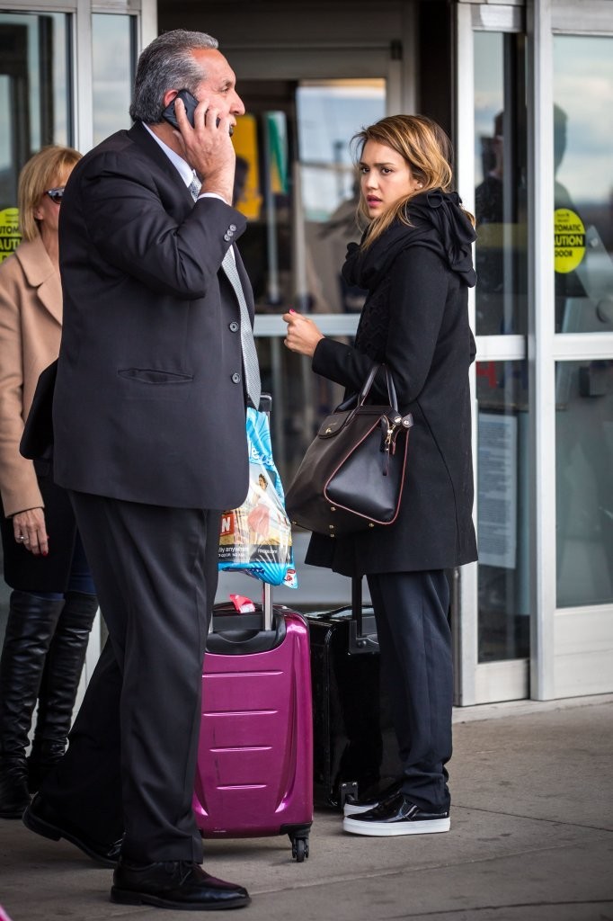 Джессика Альба. Джессика Альба в аэропорту Нью-Йорка