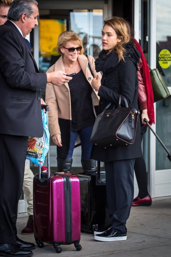 Джессика Альба. Джессика Альба в аэропорту Нью-Йорка