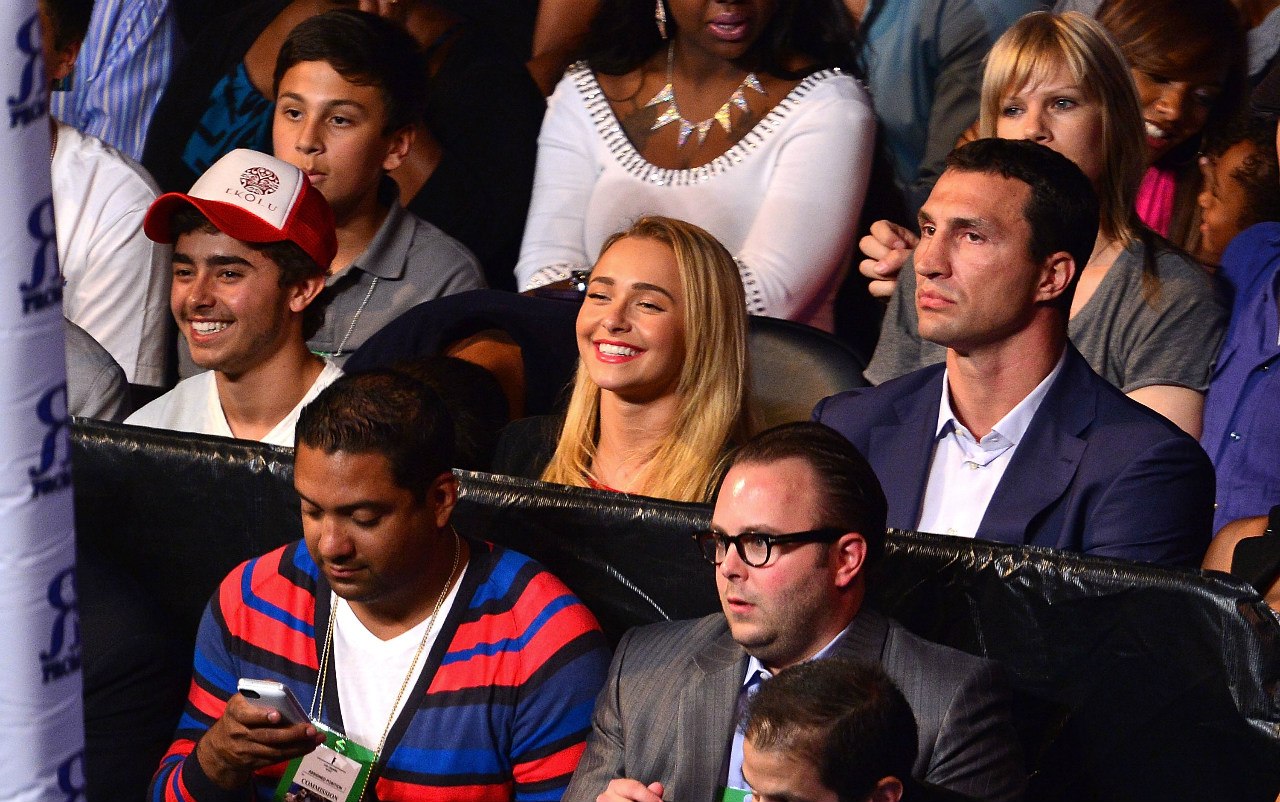 Хайден Панеттьери. Хейден Панеттьери вместе с Владимиром Кличко и своим братом посетила поединок Джонатана Бэнкса