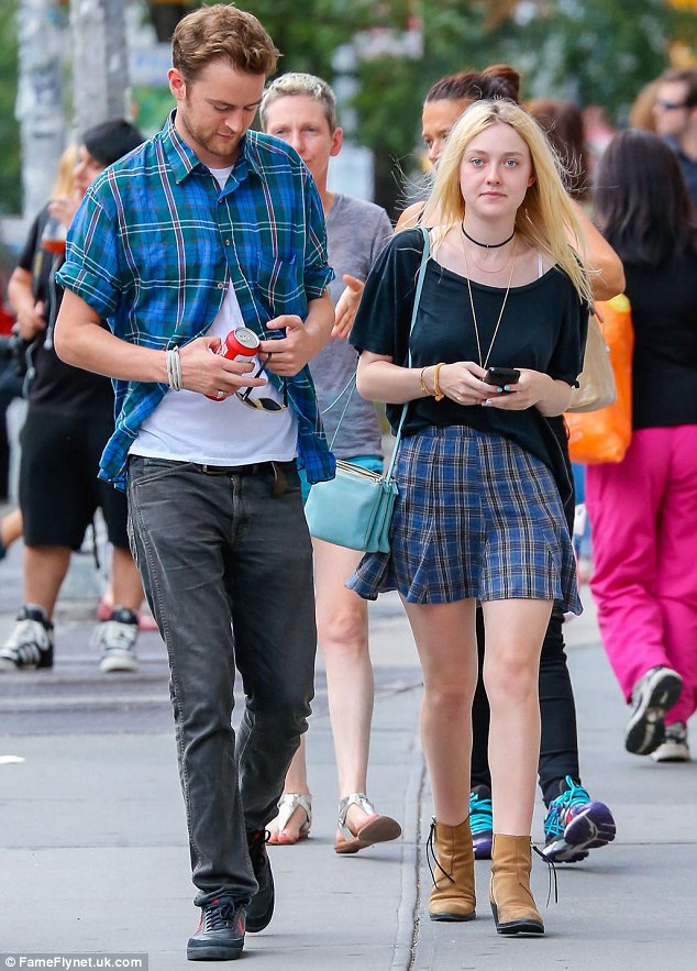 Дакота Фаннинг. Того же дня папарацци снова поймали Дакоту и Джейми в Нью-Йорке, только уже одних.