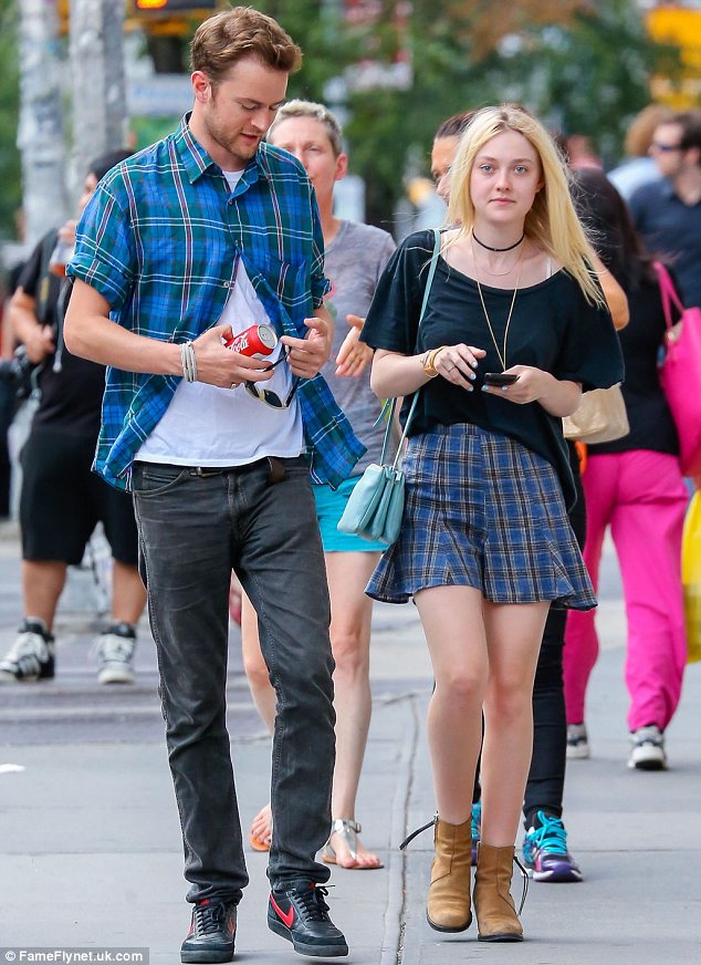 Дакота Фаннинг. Того же дня папарацци снова поймали Дакоту и Джейми в Нью-Йорке, только уже одних.