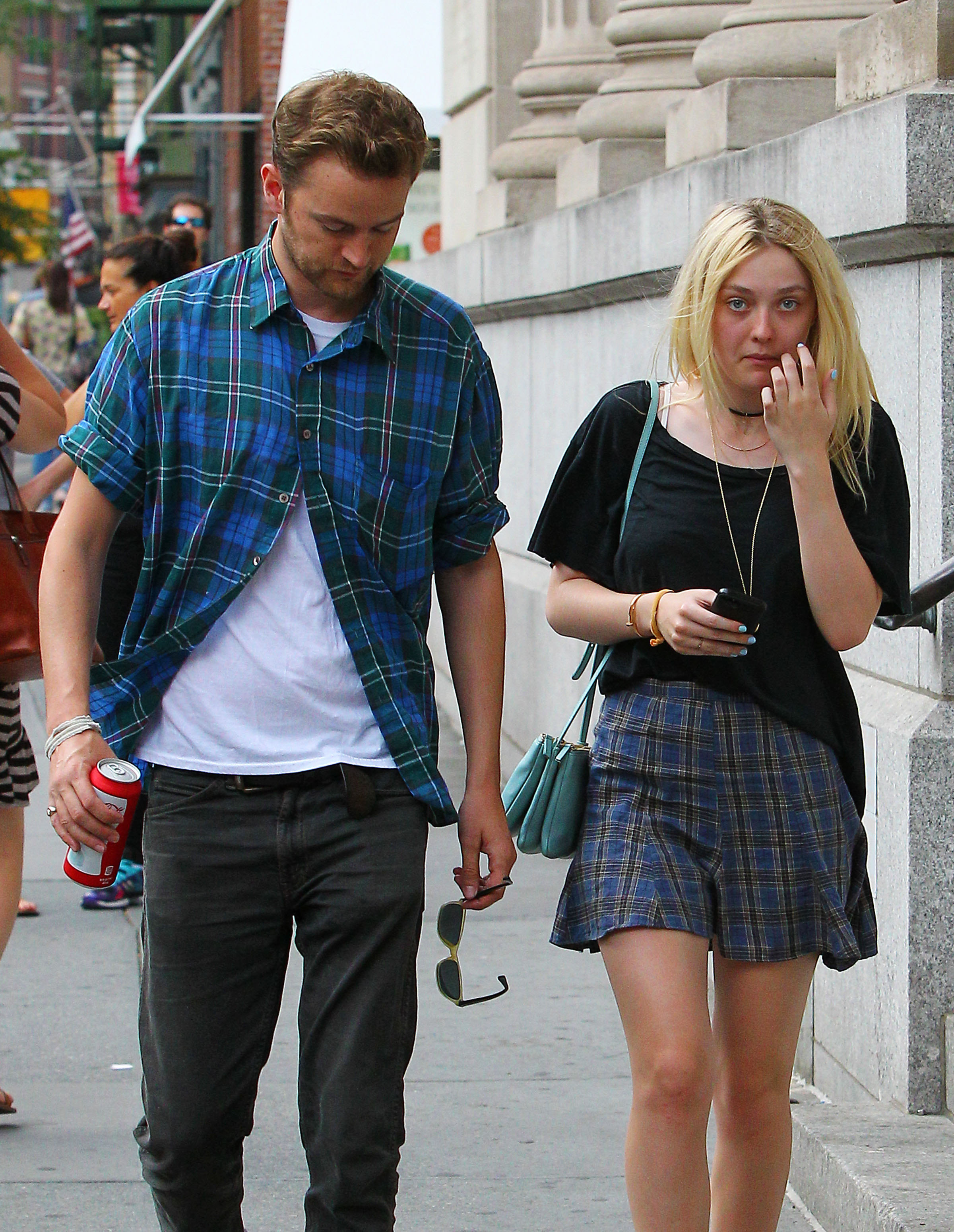 Дакота Фаннинг. Того же дня папарацци снова поймали Дакоту и Джейми в Нью-Йорке, только уже одних.