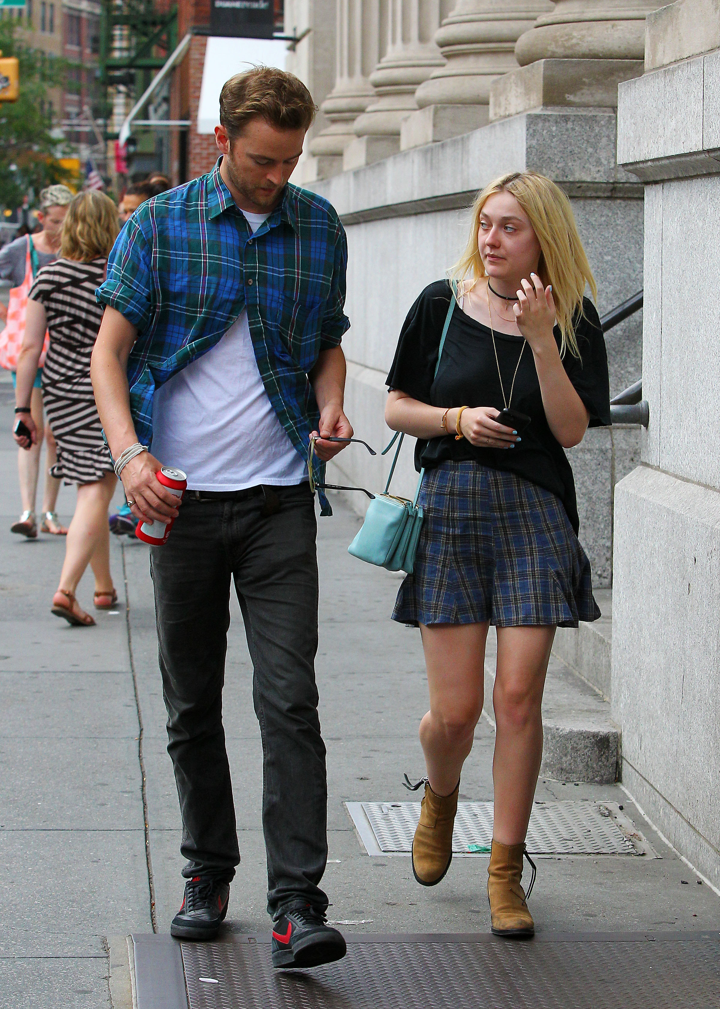 Дакота Фаннинг. Того же дня папарацци снова поймали Дакоту и Джейми в Нью-Йорке, только уже одних.