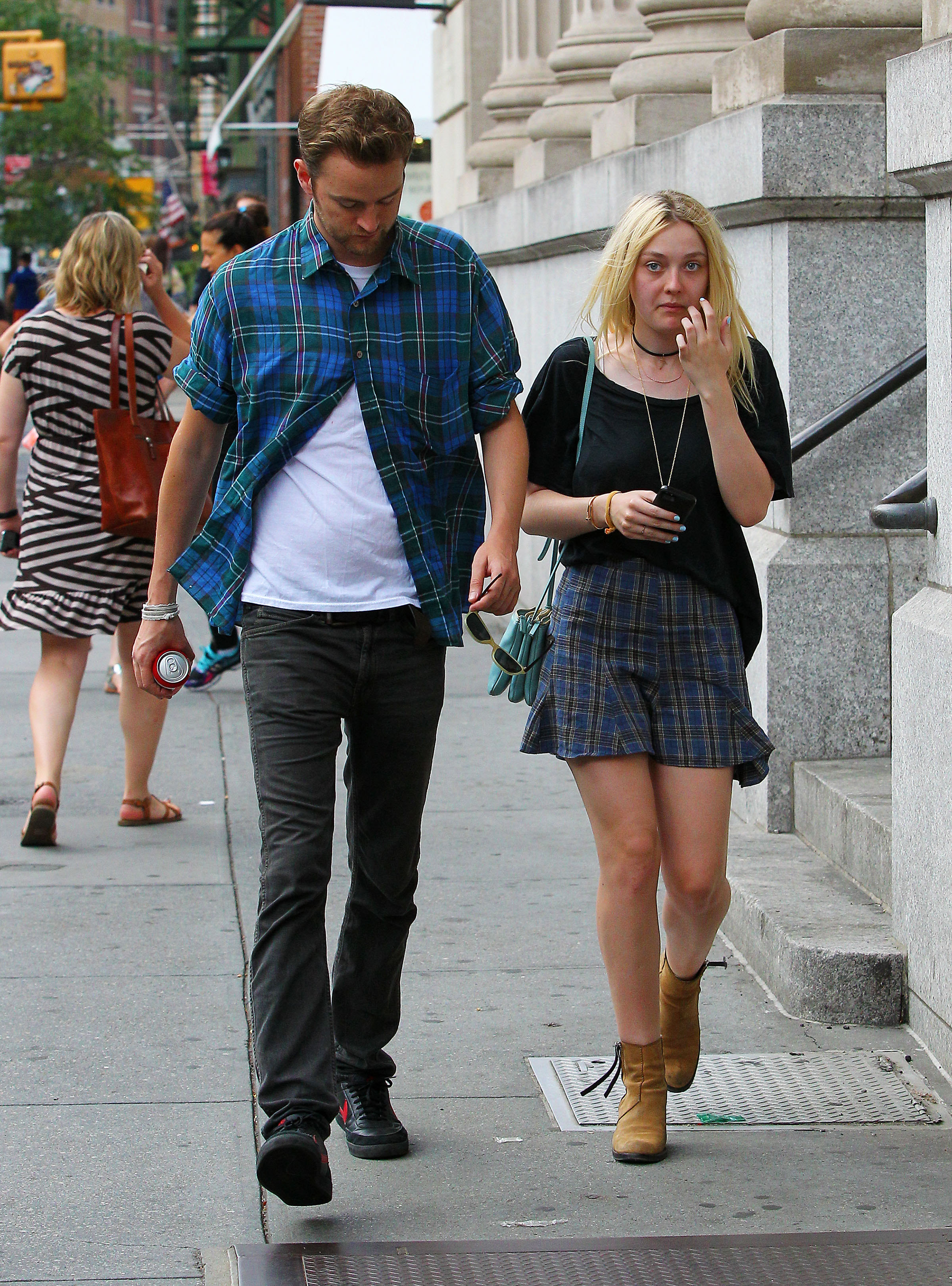 Дакота Фаннинг. Того же дня папарацци снова поймали Дакоту и Джейми в Нью-Йорке, только уже одних.