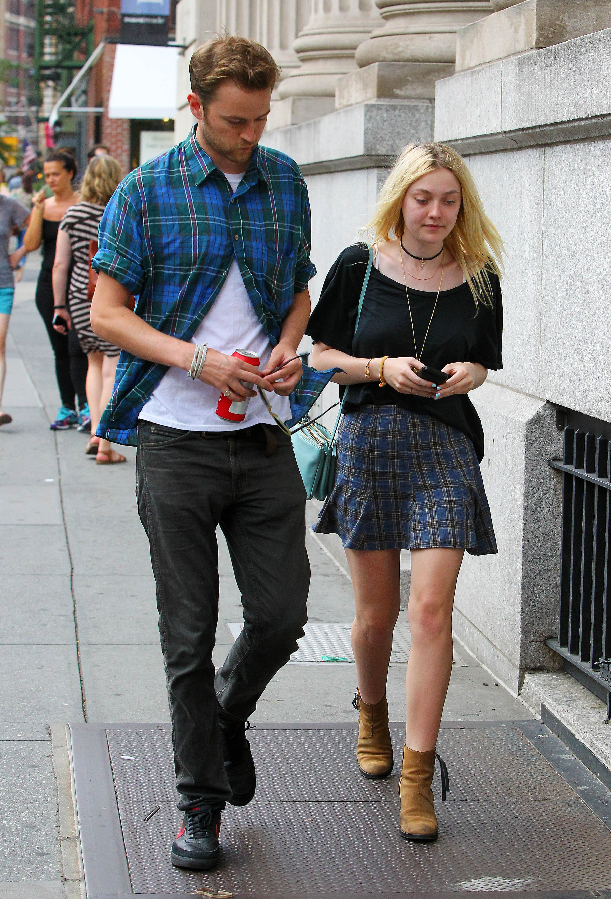 Дакота Фаннинг. Того же дня папарацци снова поймали Дакоту и Джейми в Нью-Йорке, только уже одних.