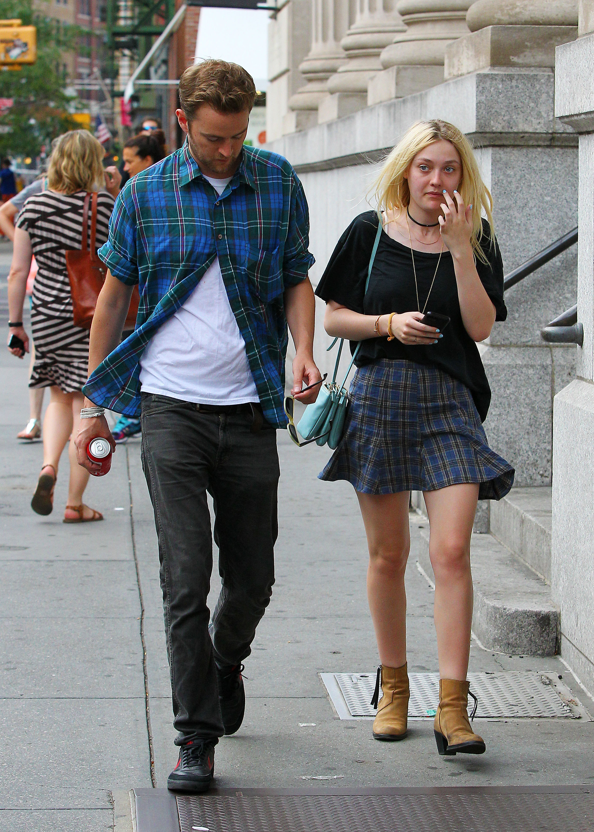 Дакота Фаннинг. Того же дня папарацци снова поймали Дакоту и Джейми в Нью-Йорке, только уже одних.