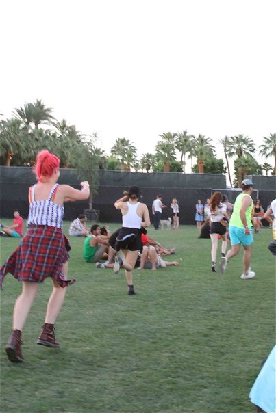 Кристен Стюарт. Кристен с друзьями на Coachella