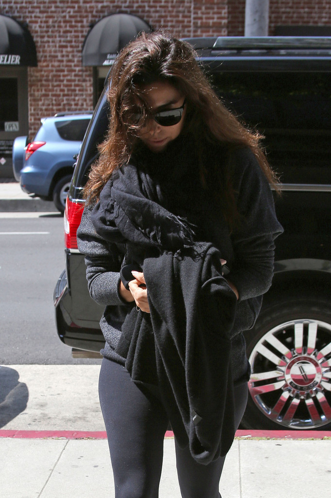 Ева Лонгория. Ева Лонгория направляется  в лечебный корпус, в Лос-Анджелесе.