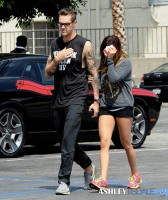 Эшли Тисдейл.  Эшли и Крис идут пообедать в ресторан Mo в Толука Лейк