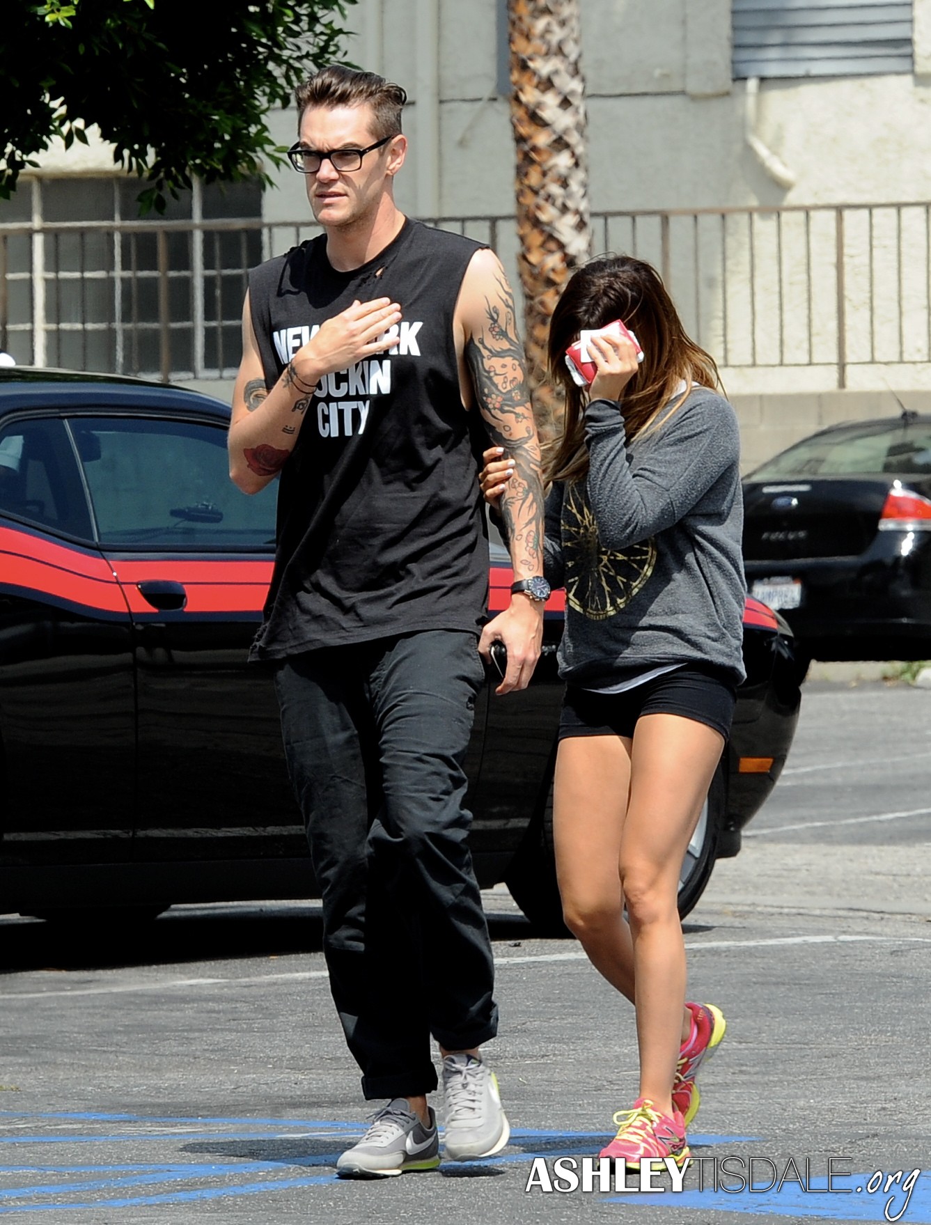 Эшли Тисдейл.  Эшли и Крис идут пообедать в ресторан Mo в Толука Лейк