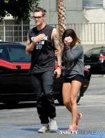 Эшли Тисдейл.  Эшли и Крис идут пообедать в ресторан Mo в Толука Лейк