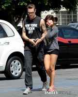 Эшли Тисдейл.  Эшли и Крис идут пообедать в ресторан Mo в Толука Лейк