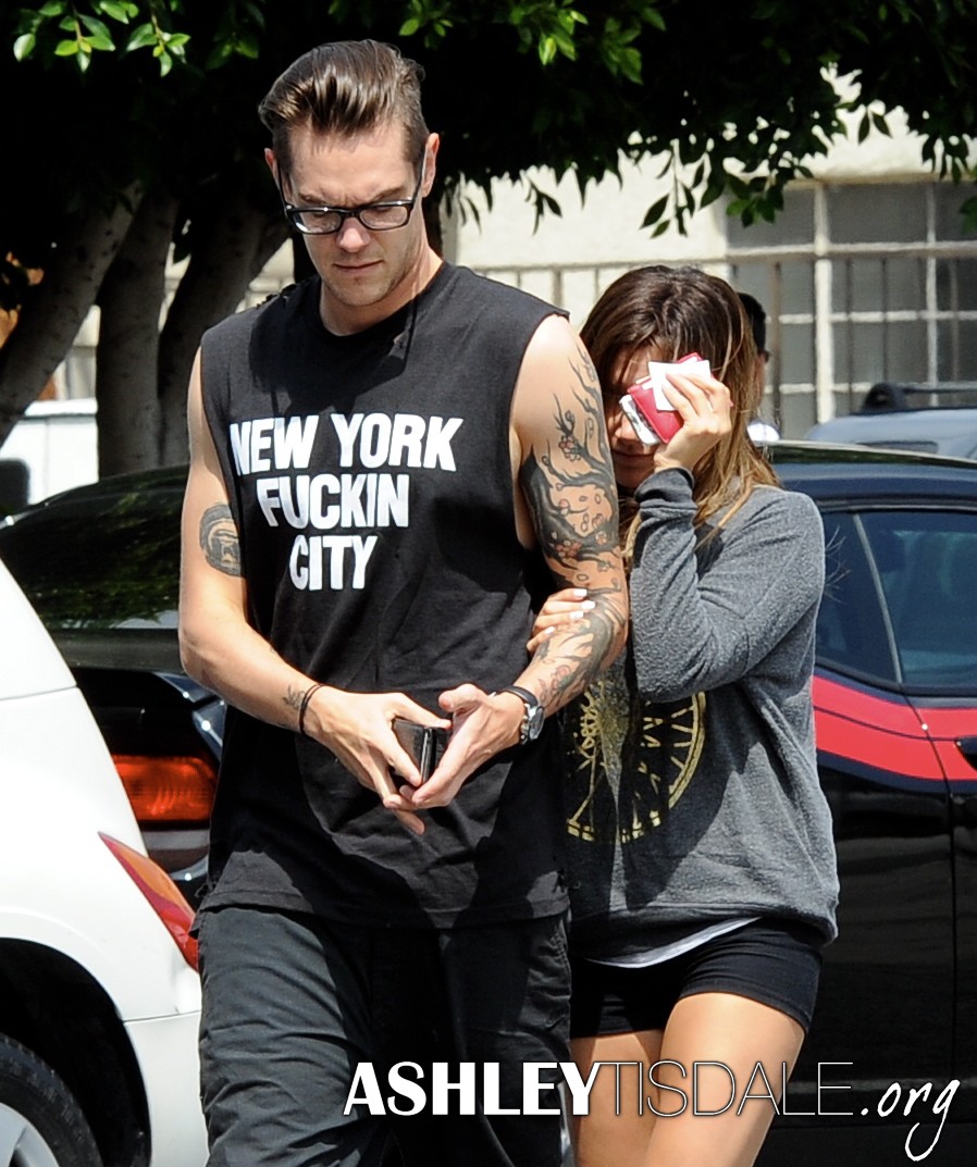 Эшли Тисдейл.  Эшли и Крис идут пообедать в ресторан Mo в Толука Лейк