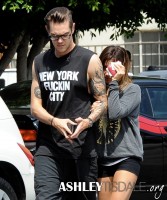 Эшли Тисдейл.  Эшли и Крис идут пообедать в ресторан Mo в Толука Лейк