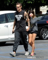 Эшли Тисдейл.  Эшли и Крис идут пообедать в ресторан Mo в Толука Лейк