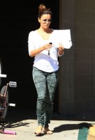 Ева Лонгория. 6 октября 2013 - Ева Лонгория покидает маникюрный салон в Голливуде, штат Калифорния.