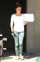 Ева Лонгория. 6 октября 2013 - Ева Лонгория покидает маникюрный салон в Голливуде, штат Калифорния.