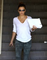 Ева Лонгория. 6 октября 2013 - Ева Лонгория покидает маникюрный салон в Голливуде, штат Калифорния.
