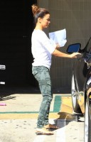 Ева Лонгория. 6 октября 2013 - Ева Лонгория покидает маникюрный салон в Голливуде, штат Калифорния.