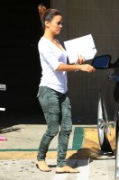 Ева Лонгория. 6 октября 2013 - Ева Лонгория покидает маникюрный салон в Голливуде, штат Калифорния.