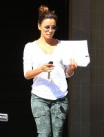 Ева Лонгория. 6 октября 2013 - Ева Лонгория покидает маникюрный салон в Голливуде, штат Калифорния.