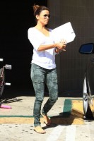 Ева Лонгория. 6 октября 2013 - Ева Лонгория покидает маникюрный салон в Голливуде, штат Калифорния.