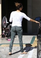 Ева Лонгория. 6 октября 2013 - Ева Лонгория покидает маникюрный салон в Голливуде, штат Калифорния.