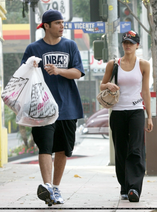 Джессика Альба. Джесс гуляет с Кэшом и ходит по магазинам