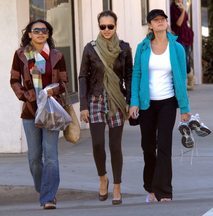Джессика Альба. Джессика Альба прогуливается с подружками по магазинам