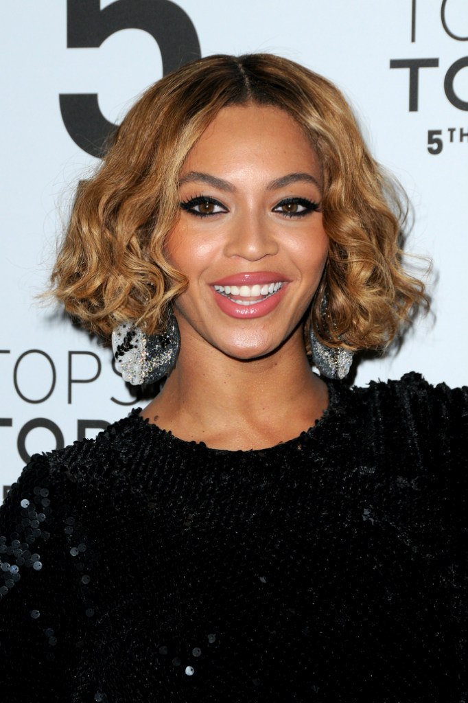 Бейонсе Ноулз. Обворожительная Бейонсе на открытии флагманского магазина «Topshop-Topman» в Нью-Йорке