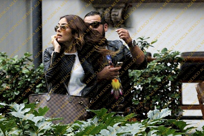 Химена Наваррете. Химена с родными и друзьями.