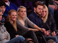 Дакота Фаннинг. Дакота и Джейми на баскетбольной игре в Нью-Йорке.