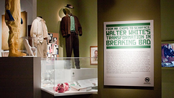 Брайан Крэнстон. «From Mr. Chips to Scarface: Walter White's Transformation in Breaking Bad»