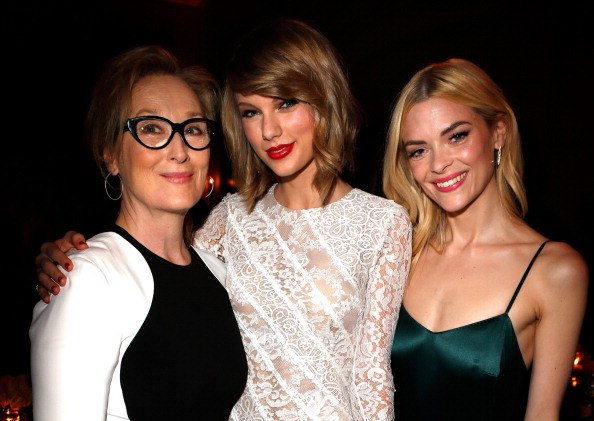 Тейлор Свифт.  Тейлор, Мэрил Стрип и Джейми Кинг на "The Weinstein Company Pre-Oscar Party".