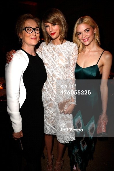 Тейлор Свифт.  Тейлор, Мэрил Стрип и Джейми Кинг на "The Weinstein Company Pre-Oscar Party".
